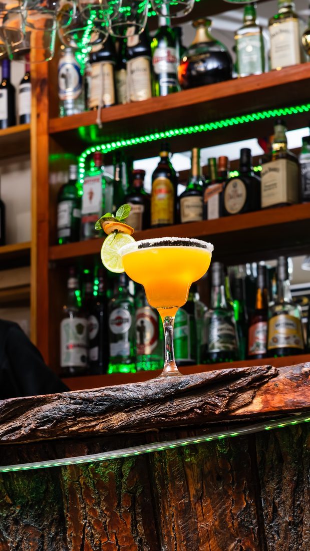 Cóctel de autor servido en el bar de Larcomar, San Felipe